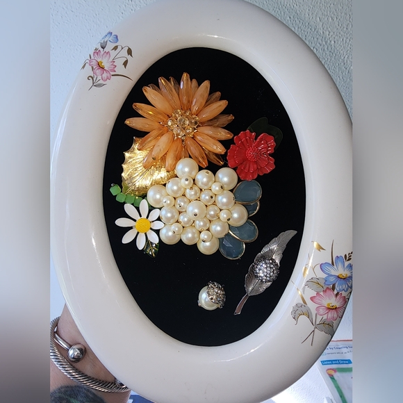 HAND CRAFTED FRAMED JEWELRY - Picture 3 of 7